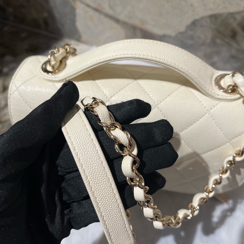 Chanel象牙白荔枝牛淡金釦郵差包-9