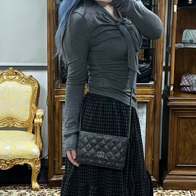 「JL精品代購」香奈兒黑銀閃粉魚子醬牛皮woc鏈條信封包-1