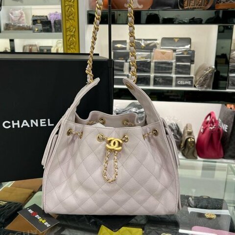 東區正精品㊣CHANEL 25 BAG AS5293 全新香奈兒淡紫色荔枝紋牛皮金釦 LOGO 金鍊束口抽繩肩背包手提包小款 RZ6312