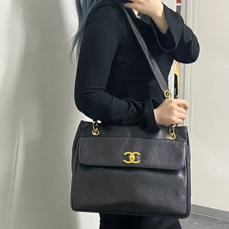 「JL精品代購」香奈兒黑金魚子醬牛皮書包扣奶粉托特包-1