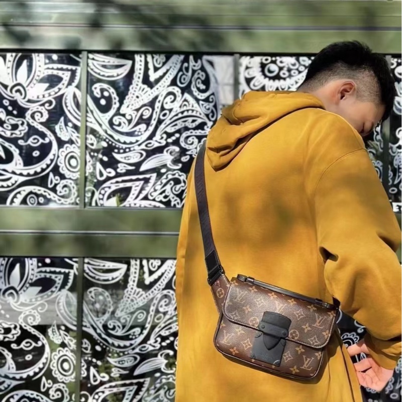 lv 胸口包 手提包 斜背包-1