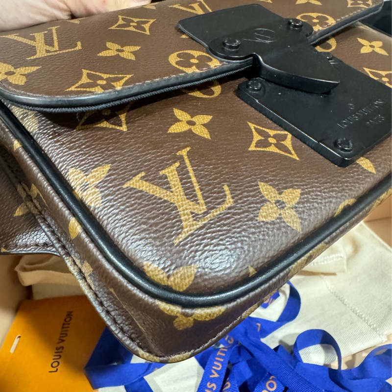 lv 胸口包 手提包 斜背包-8