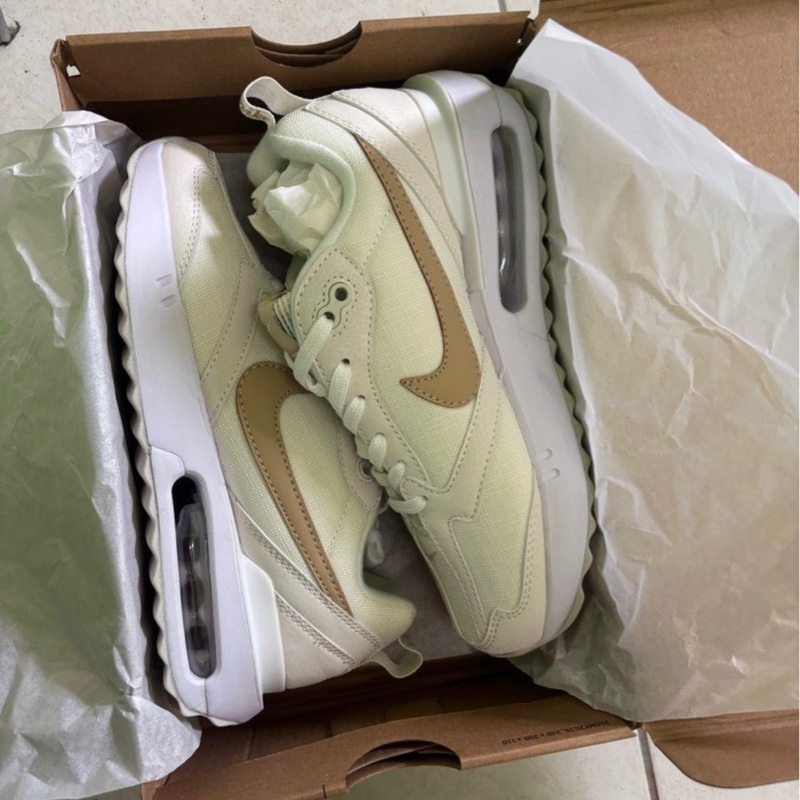 Nike 奶白色運動鞋-1