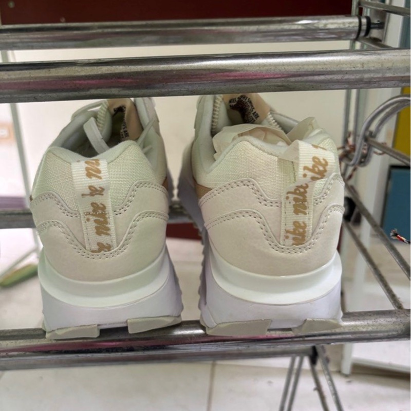 Nike 奶白色運動鞋-7