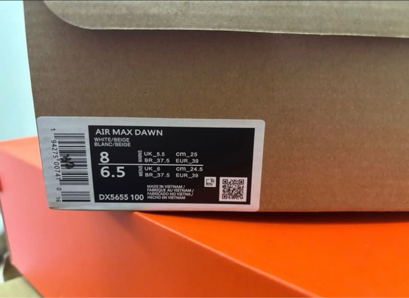 Nike 奶白色運動鞋-10