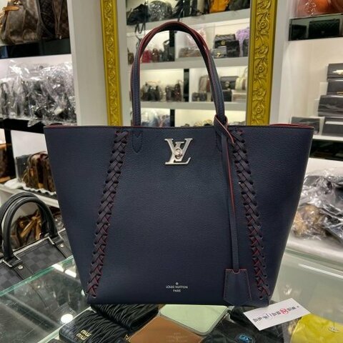 東區正精品㊣LOUIS VUITTON LV LOCKME 深藍色牛皮銀釦紅色內裡肩背包購物袋 RZ6310