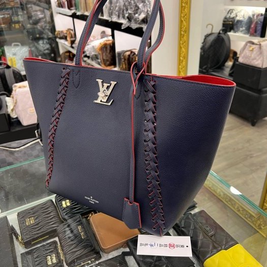 東區正精品㊣LOUIS VUITTON LV LOCKME 深藍色牛皮銀釦紅色內裡肩背包購物袋 RZ6310-1