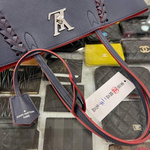 東區正精品㊣LOUIS VUITTON LV LOCKME 深藍色牛皮銀釦紅色內裡肩背包購物袋 RZ6310-6