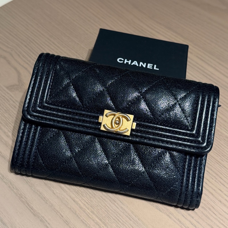 CHANEL | BOY 系列 黑金荔枝皮三折中夾-0