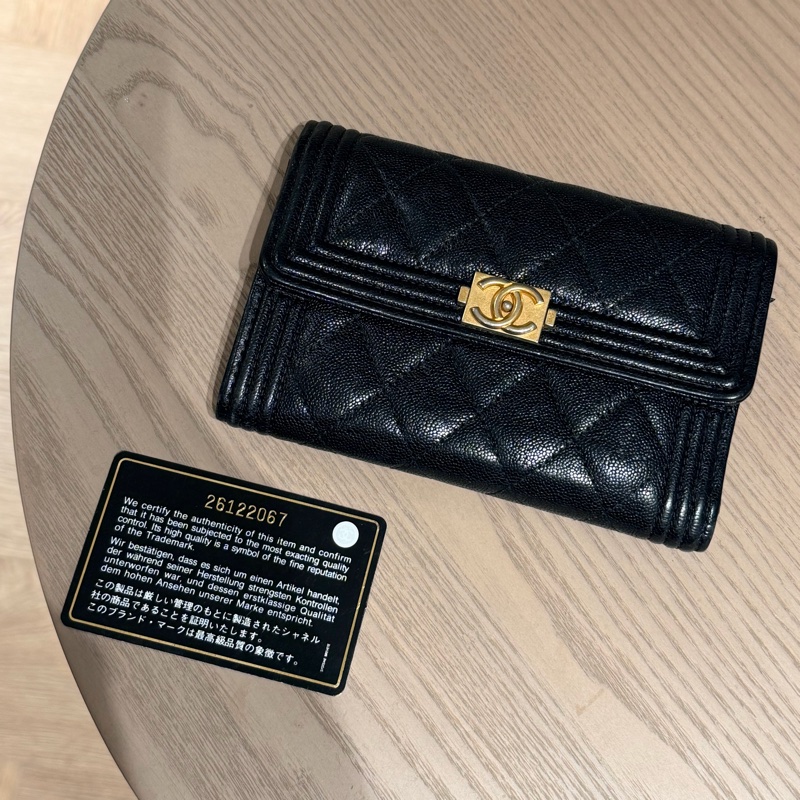 CHANEL | BOY 系列 黑金荔枝皮三折中夾-4