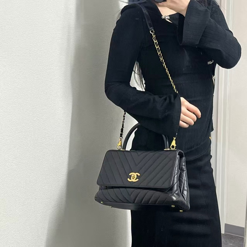 「JL精品代購」香奈兒黑金油蠟褶皺牛皮handle中號2way手柄包-1