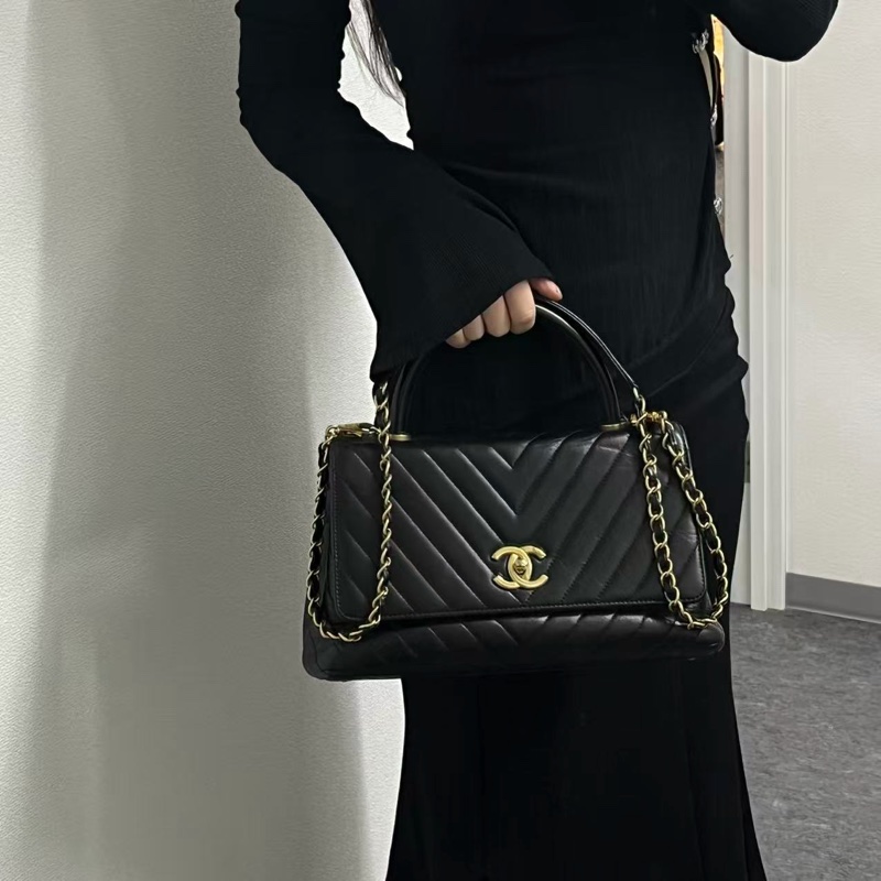 「JL精品代購」香奈兒黑金油蠟褶皺牛皮handle中號2way手柄包-2