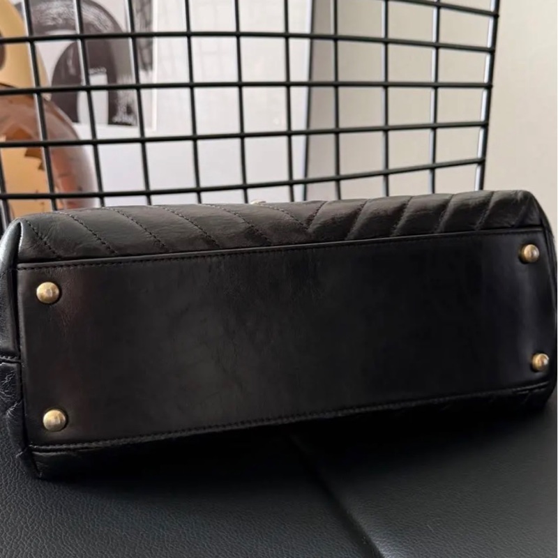 「JL精品代購」香奈兒黑金油蠟褶皺牛皮handle中號2way手柄包-3