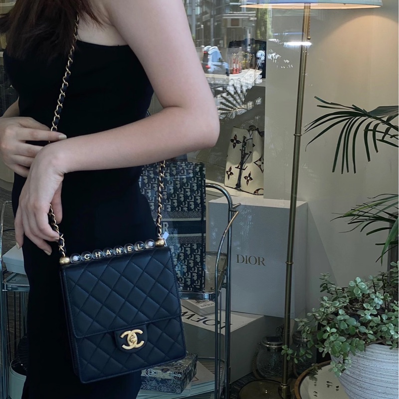 香奈兒CHANEL黑金小牛皮Matelasse Pearl Chain Bag珍珠鏈條翻蓋包肩斜背包AS0584-3