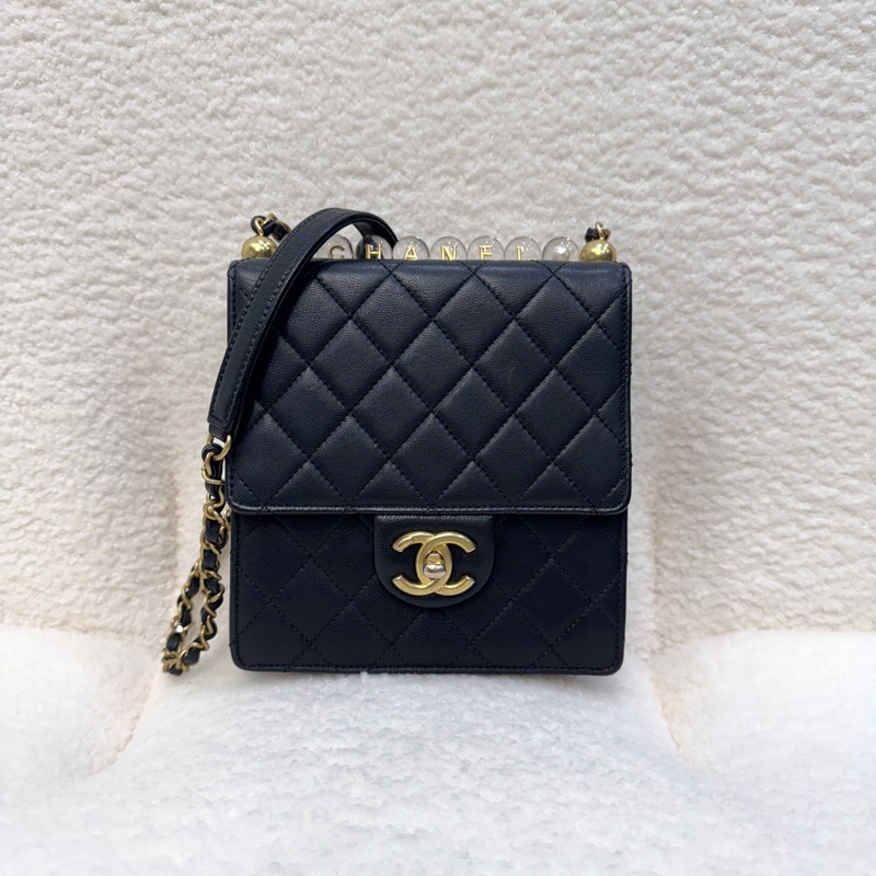 香奈兒CHANEL黑金小牛皮Matelasse Pearl Chain Bag珍珠鏈條翻蓋包肩斜背包AS0584-10