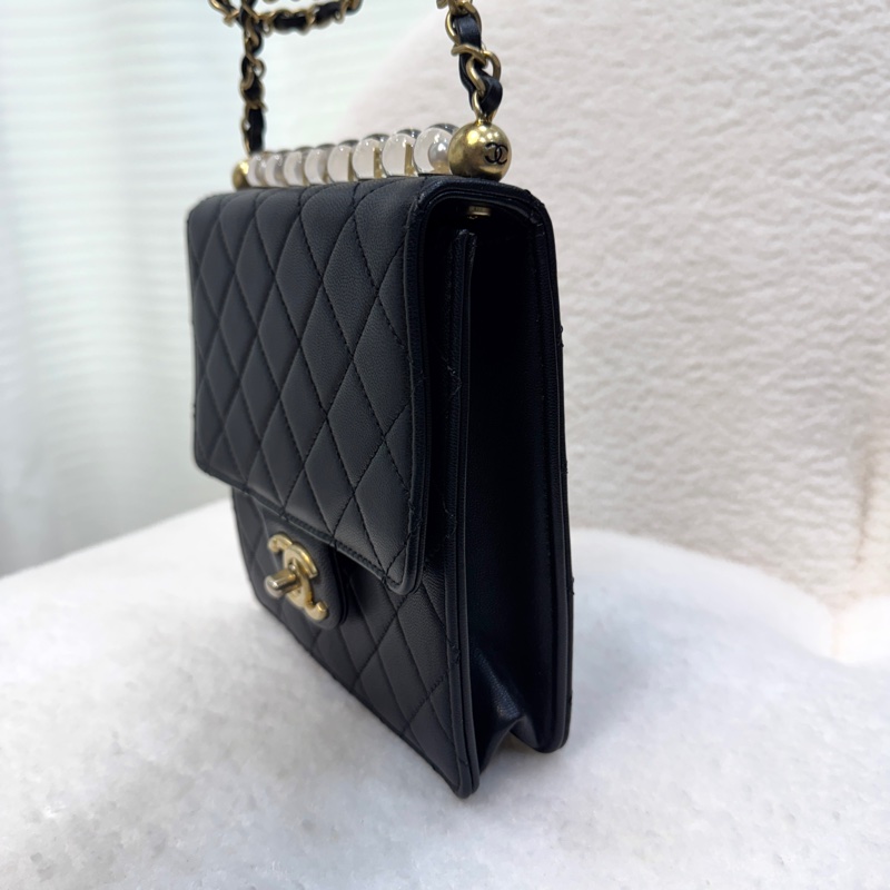 香奈兒CHANEL黑金小牛皮Matelasse Pearl Chain Bag珍珠鏈條翻蓋包肩斜背包AS0584-11