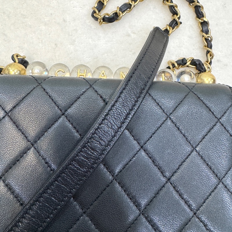 香奈兒CHANEL黑金小牛皮Matelasse Pearl Chain Bag珍珠鏈條翻蓋包肩斜背包AS0584-17