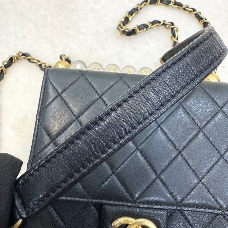 香奈兒CHANEL黑金小牛皮Matelasse Pearl Chain Bag珍珠鏈條翻蓋包肩斜背包AS0584-18