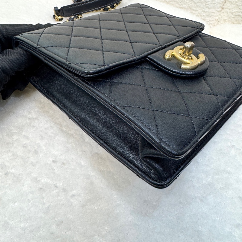 香奈兒CHANEL黑金小牛皮Matelasse Pearl Chain Bag珍珠鏈條翻蓋包肩斜背包AS0584-20