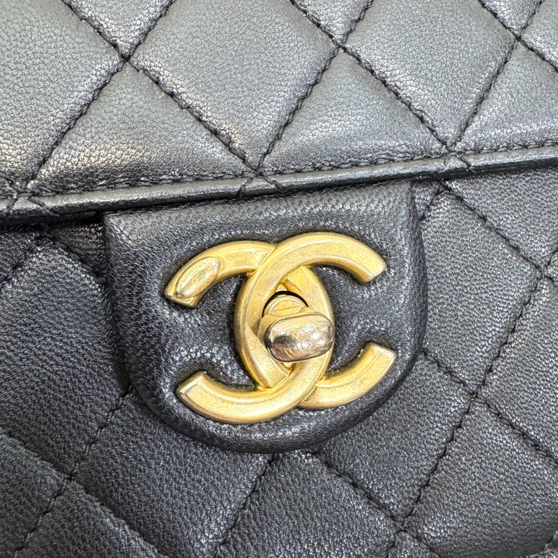 香奈兒CHANEL黑金小牛皮Matelasse Pearl Chain Bag珍珠鏈條翻蓋包肩斜背包AS0584-24