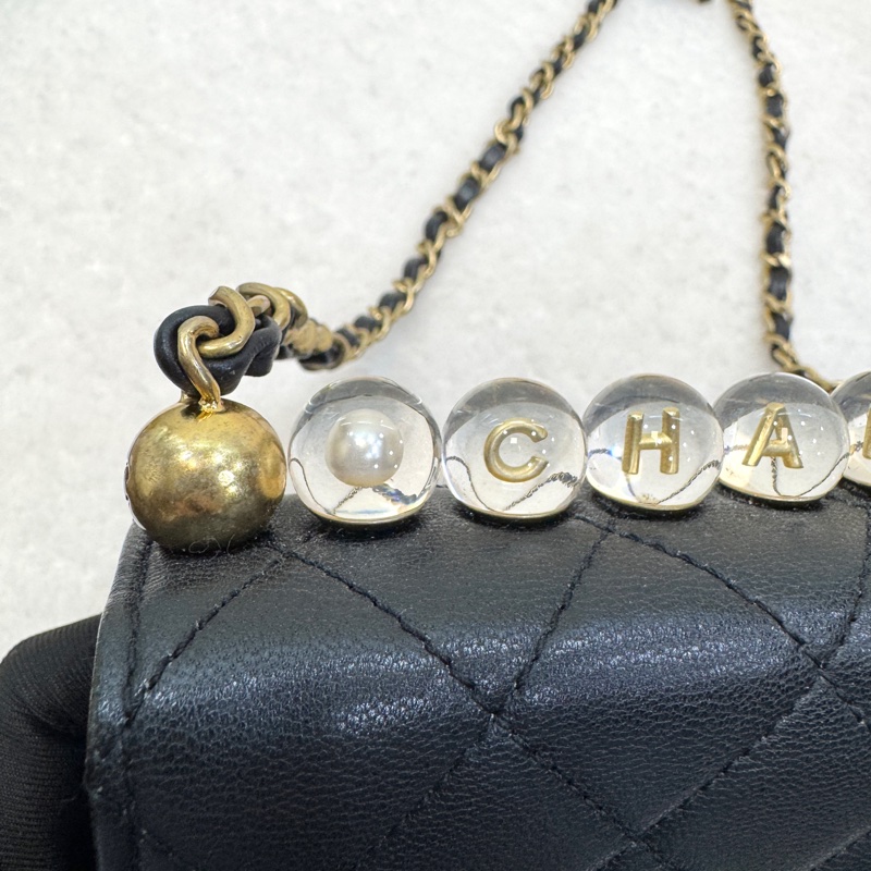 香奈兒CHANEL黑金小牛皮Matelasse Pearl Chain Bag珍珠鏈條翻蓋包肩斜背包AS0584-25