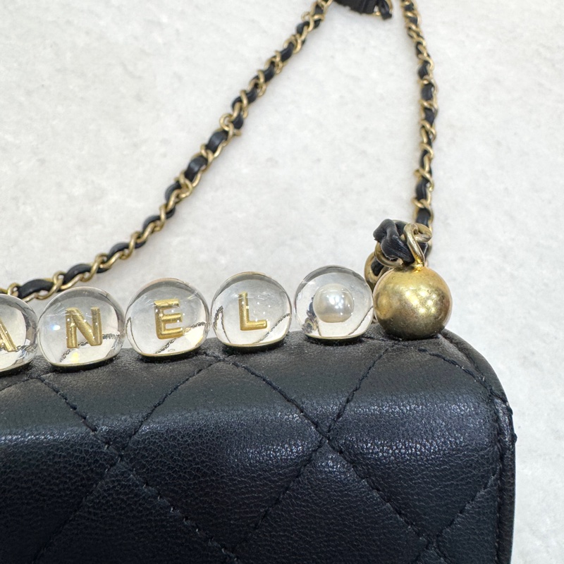 香奈兒CHANEL黑金小牛皮Matelasse Pearl Chain Bag珍珠鏈條翻蓋包肩斜背包AS0584-26