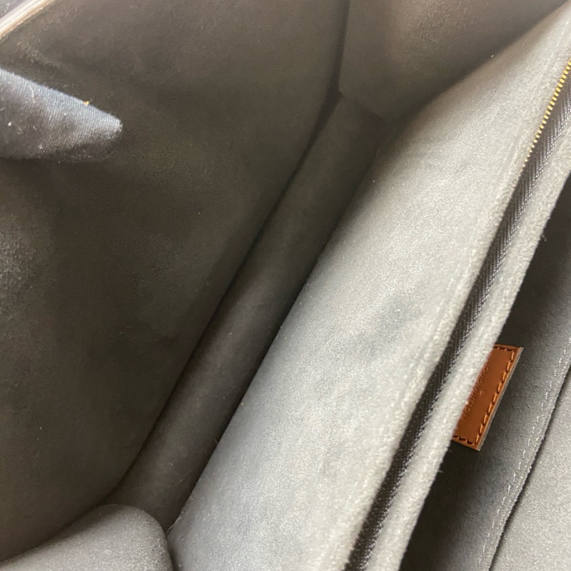 LV/路易威登 达芙妮中号 20年带芯片 99新 尺寸:25×10×19-7