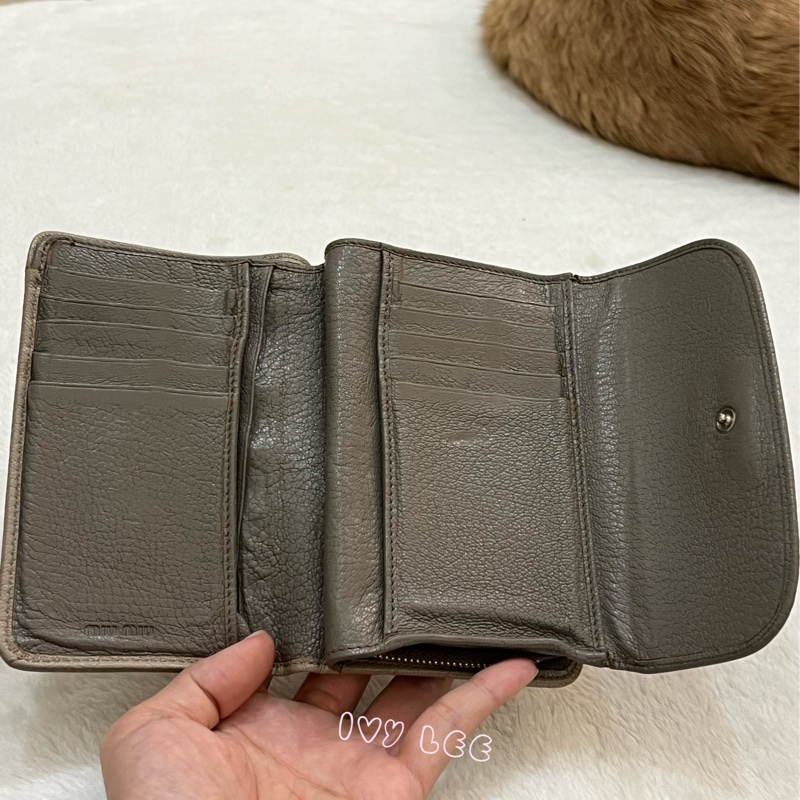 MIU MIU 雙拼色 灰棕 三折中夾 短夾 正品 二手精品-3