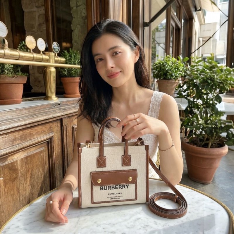 ⏰限時特賣價🌺Burberry 80441431 Freya 迷你雙色帆布拚皮芙蕾雅包 付長肩帶 棕色-1