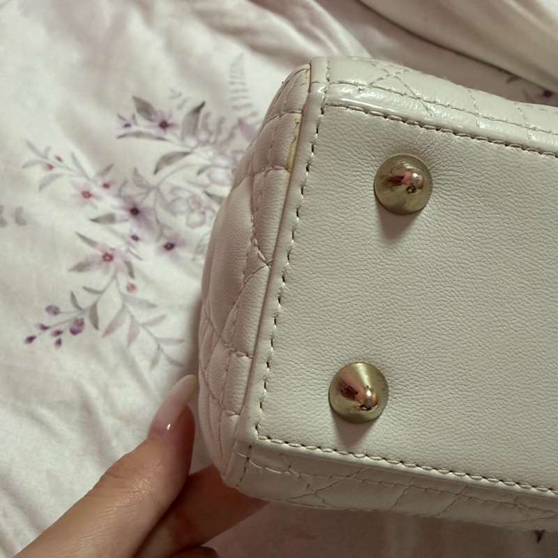 DIOR 白色淡金四格黛妃 徽章背帶-3