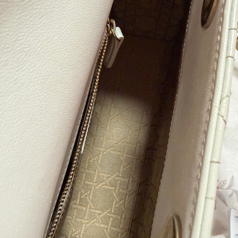 DIOR 白色淡金四格黛妃 徽章背帶-7