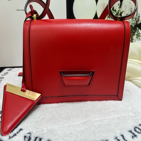Loewe/羅意威 Barcelona 巴塞羅 紅色斜跨女 尺寸：28x17x12.5 cm