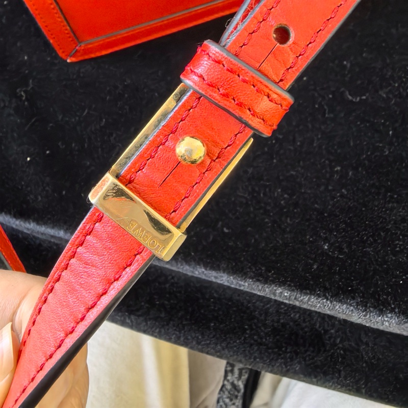 Loewe/羅意威 Barcelona 巴塞羅 紅色斜跨女 尺寸:28x17x12.5 cm-8