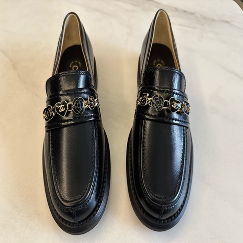 Chanel 黑牛皮珐瑯釦樂福鞋