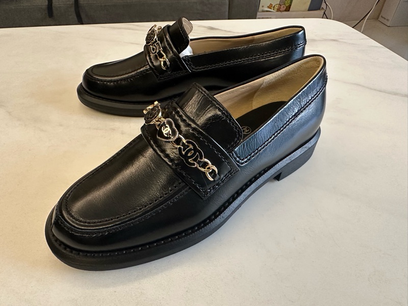 Chanel 黑牛皮珐瑯釦樂福鞋-1