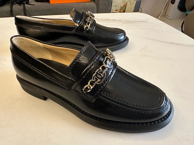 Chanel 黑牛皮珐瑯釦樂福鞋-2