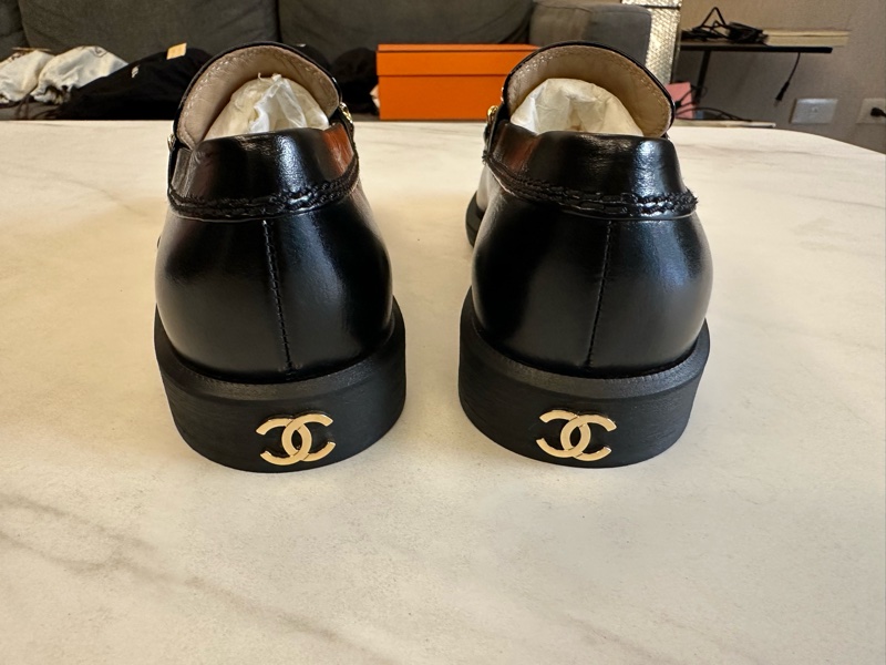 Chanel 黑牛皮珐瑯釦樂福鞋-3