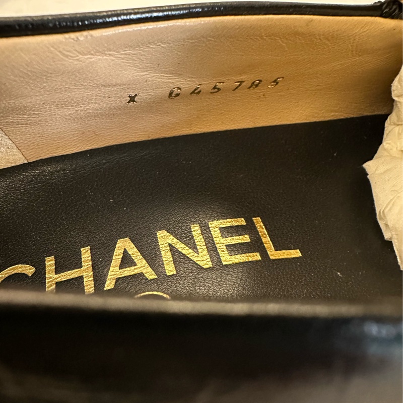 Chanel 黑牛皮珐瑯釦樂福鞋-4