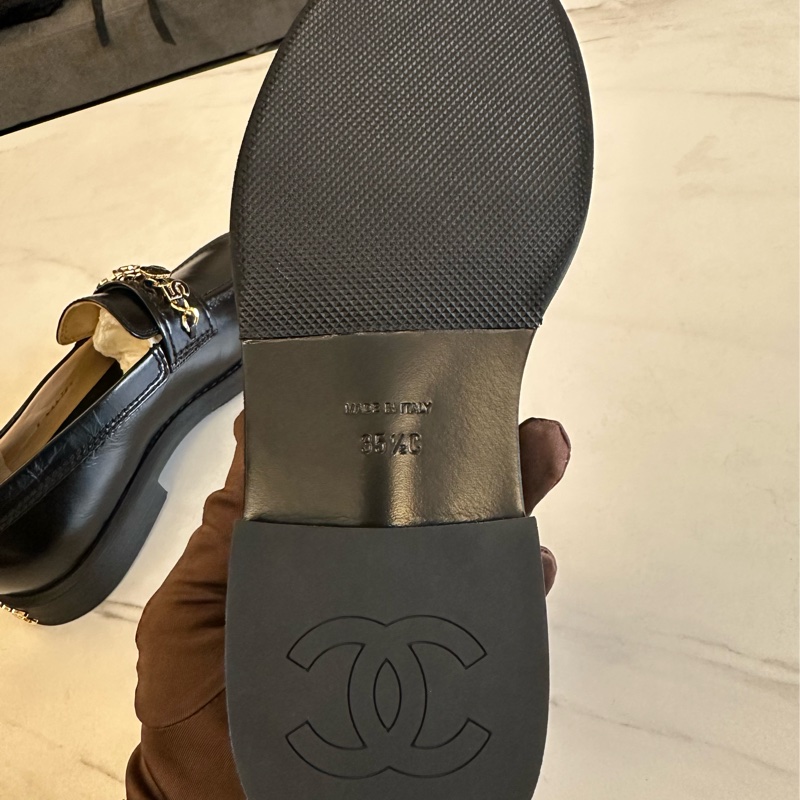 Chanel 黑牛皮珐瑯釦樂福鞋-6