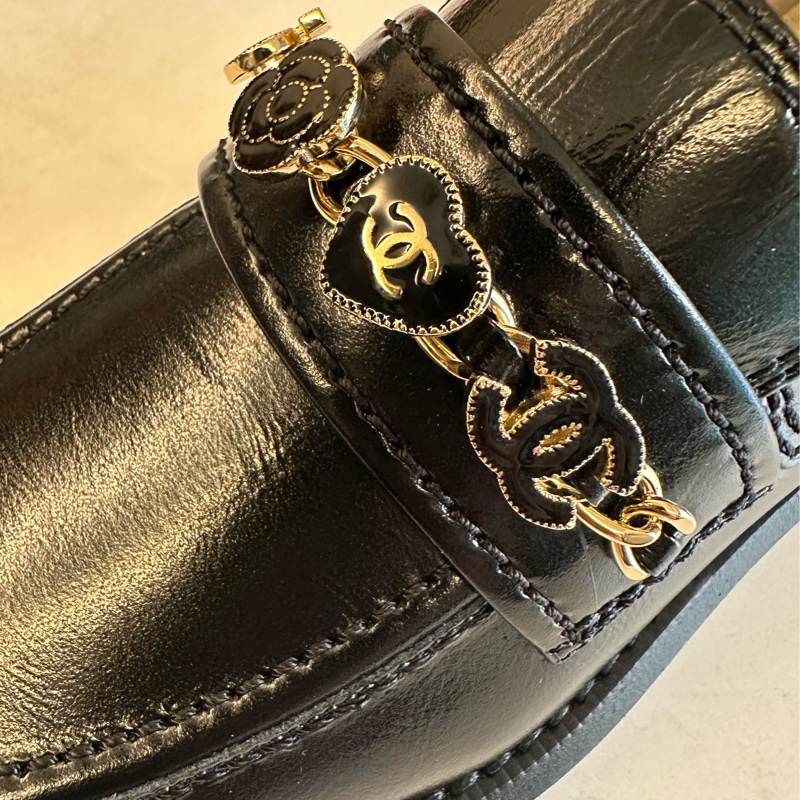 Chanel 黑牛皮珐瑯釦樂福鞋-8