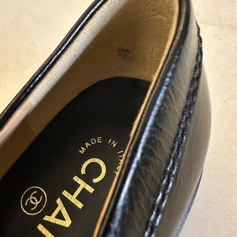 Chanel 黑牛皮珐瑯釦樂福鞋-9