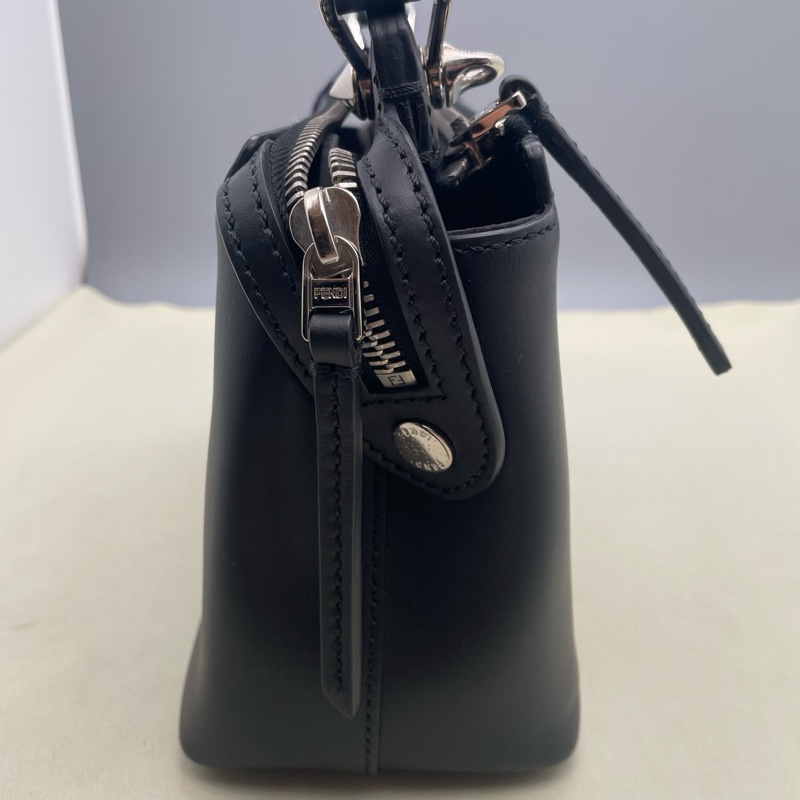 99新芬迪FENDI 黑色睫毛小怪獸手提斜挎包 尺寸23*15*11cm 附件:肩帶-4