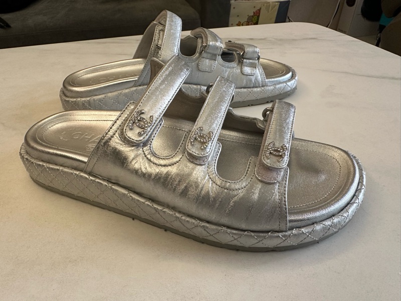 Chanel 水鑽雙C菱格紋魔術貼拖鞋-2