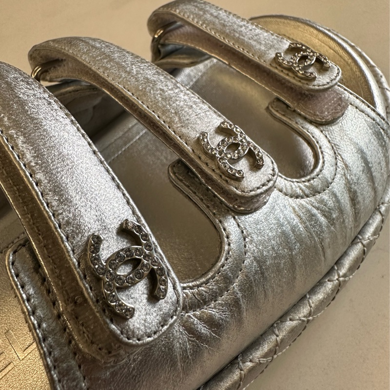 Chanel 水鑽雙C菱格紋魔術貼拖鞋-7