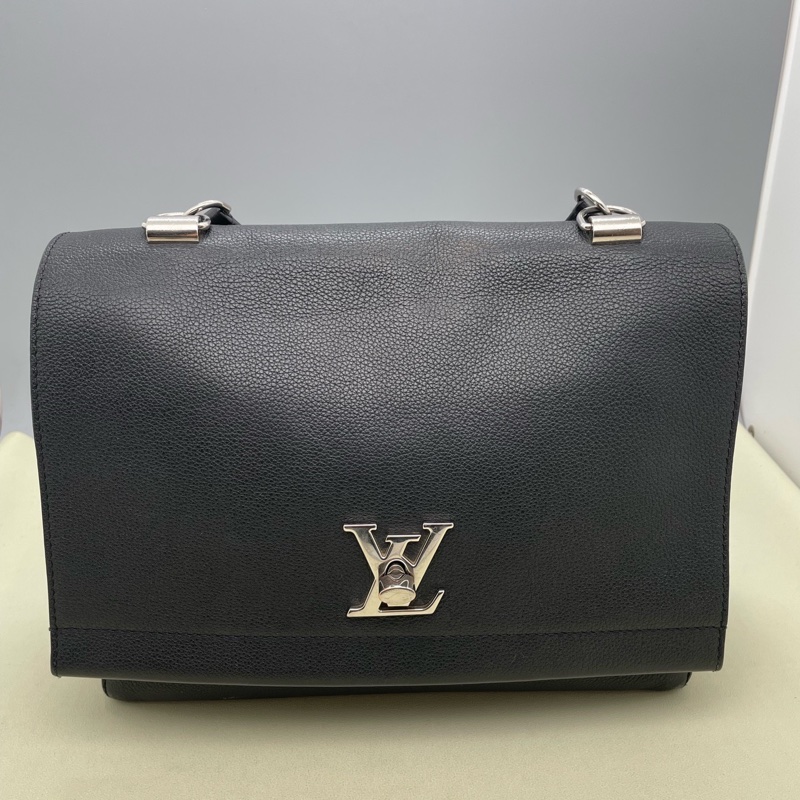 路易威登/Louis Vuitton lockme 黑色牛皮 尺寸: 28 x 10 x-0