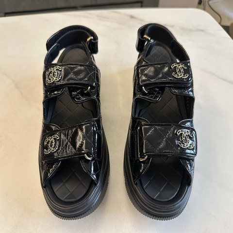 Chanel 黑漆皮皮穿鍊菱格紋魔鬼氈涼鞋