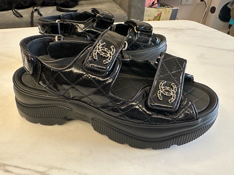 Chanel 黑漆皮皮穿鍊菱格紋魔鬼氈涼鞋-1