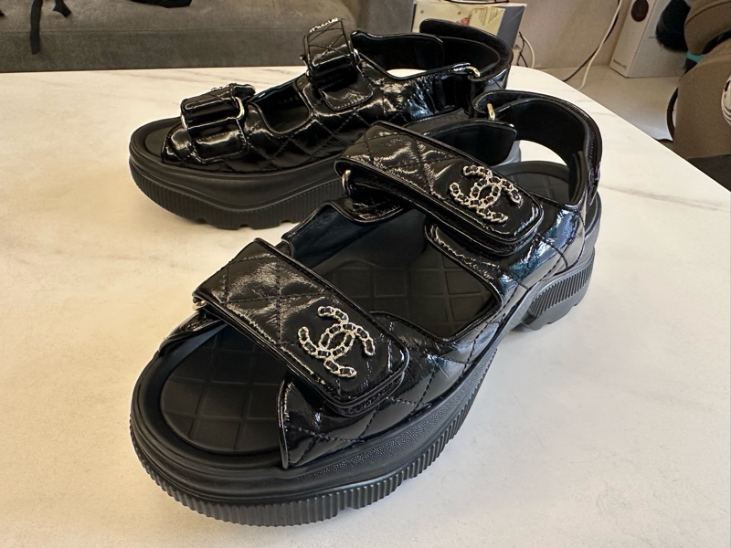 Chanel 黑漆皮皮穿鍊菱格紋魔鬼氈涼鞋-2