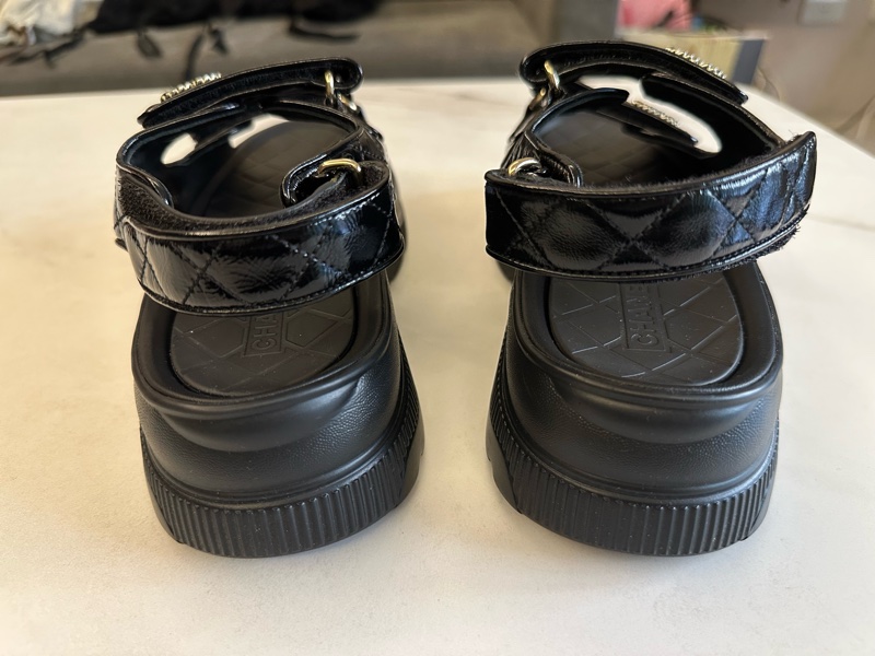 Chanel 黑漆皮皮穿鍊菱格紋魔鬼氈涼鞋-3