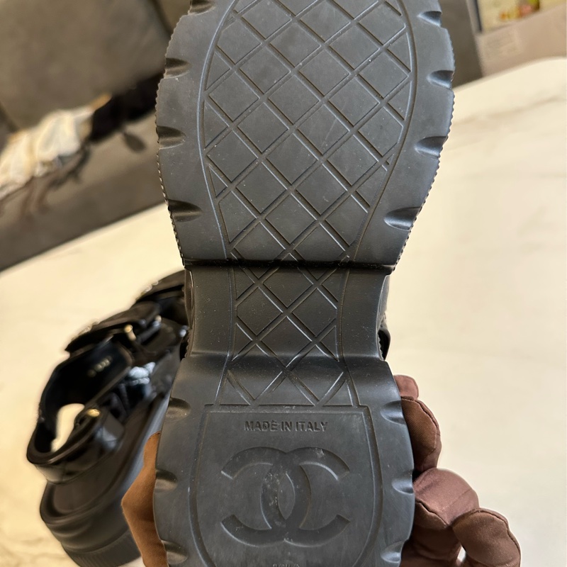 Chanel 黑漆皮皮穿鍊菱格紋魔鬼氈涼鞋-5
